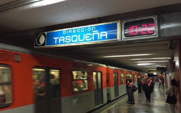 Rescatan a mujer que se aventó a vías del metro