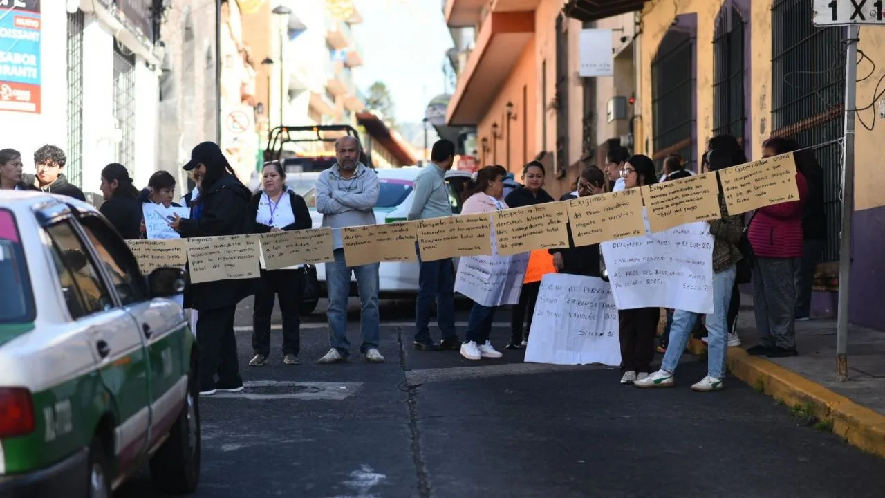 Trabajadores del sector salud de Veracruz protestan por falta de pago