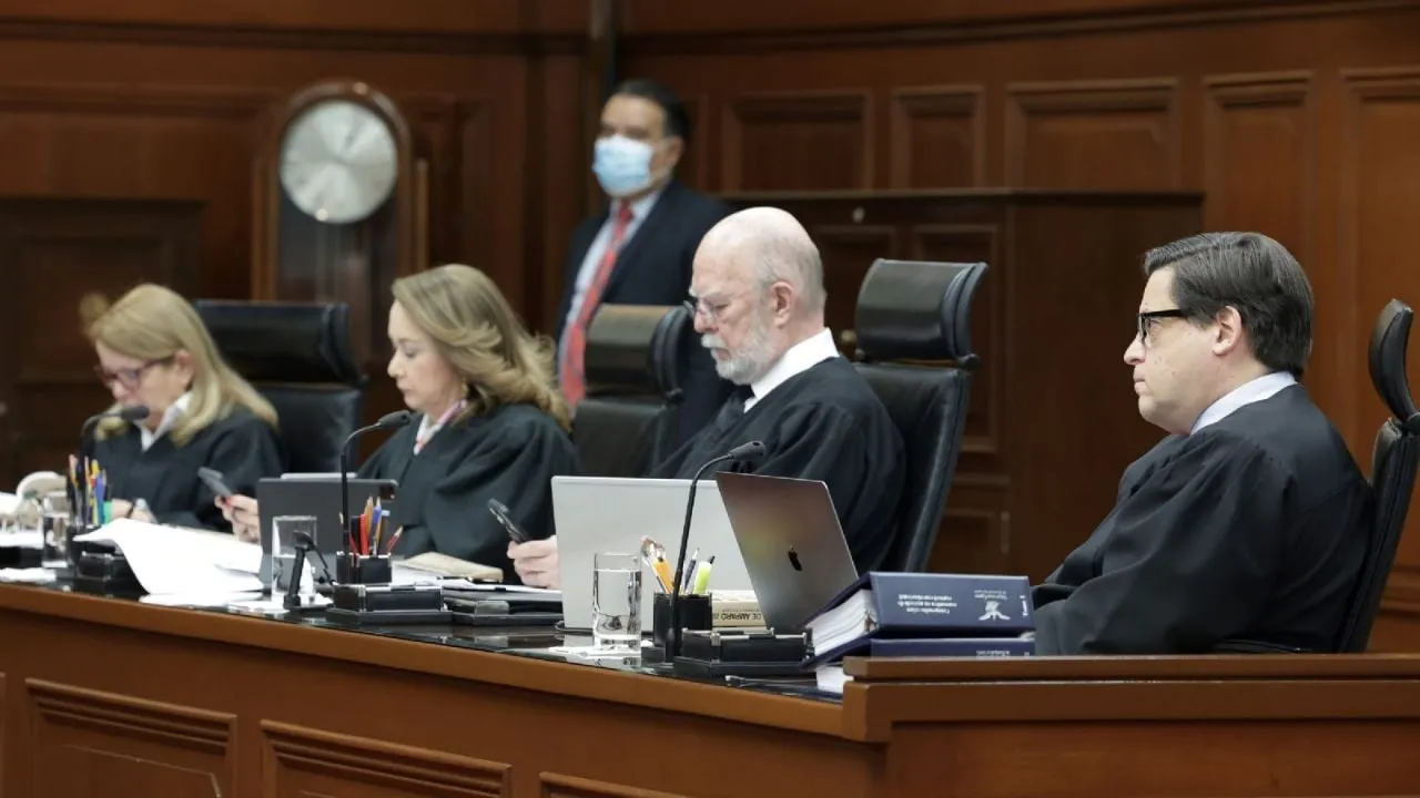 Senadores de Morena buscan eliminar el uso de la toga en la Corte: “simboliza la justicia de antes”
