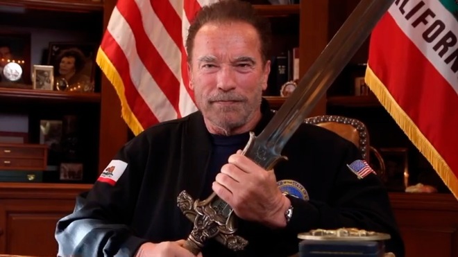 Arnold Schwarzenegger recuerda su infancia tras el nazismo para despedir a Trump.