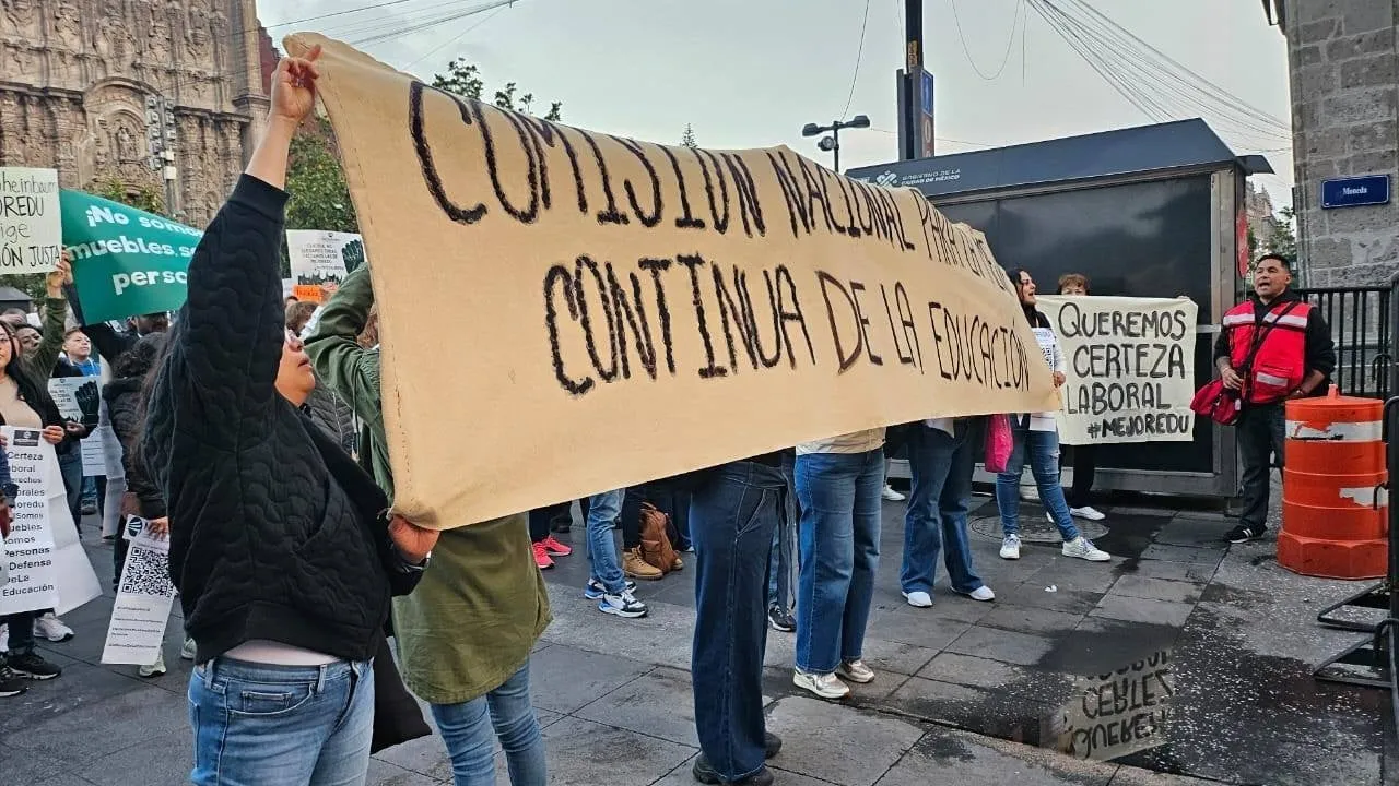 Trabajadores de Mejoredu protestan frente a Palacio Nacional. Este es su pliego petitorio