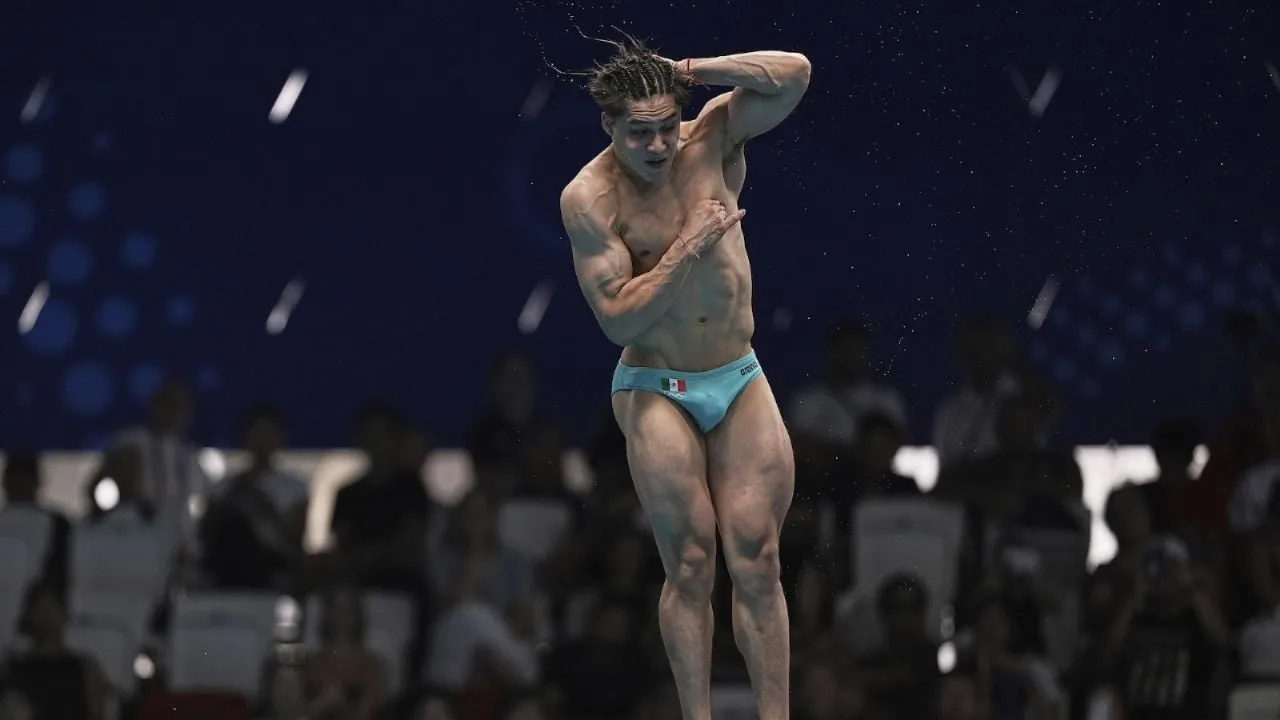 Osmar Olvera derrotó a los chinos; primer oro para México en una prueba olímpica varonil de clavados