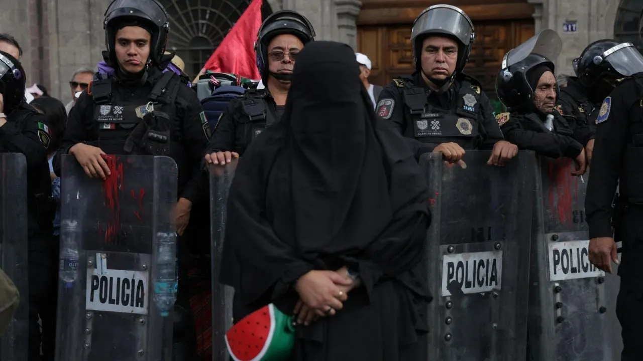 Policías enfrentan a encapuchados durante marcha en CDMX a favor de Palestina