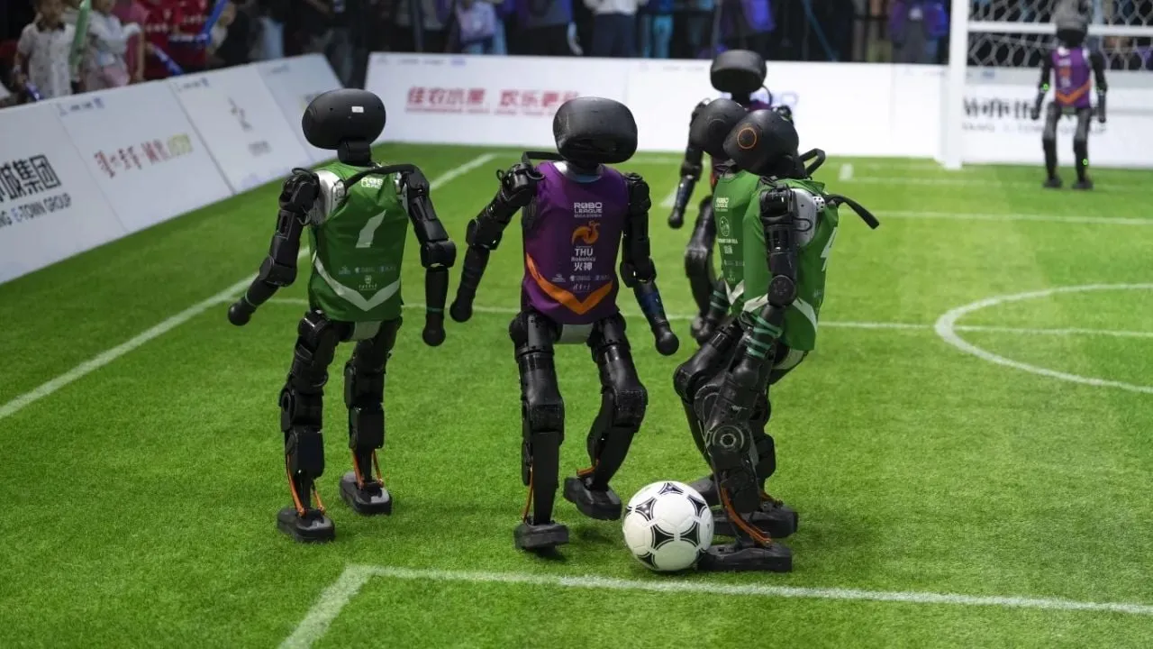 China celebra el primer torneo de futbol de robots humanoides con inteligencia artificial (Video)
