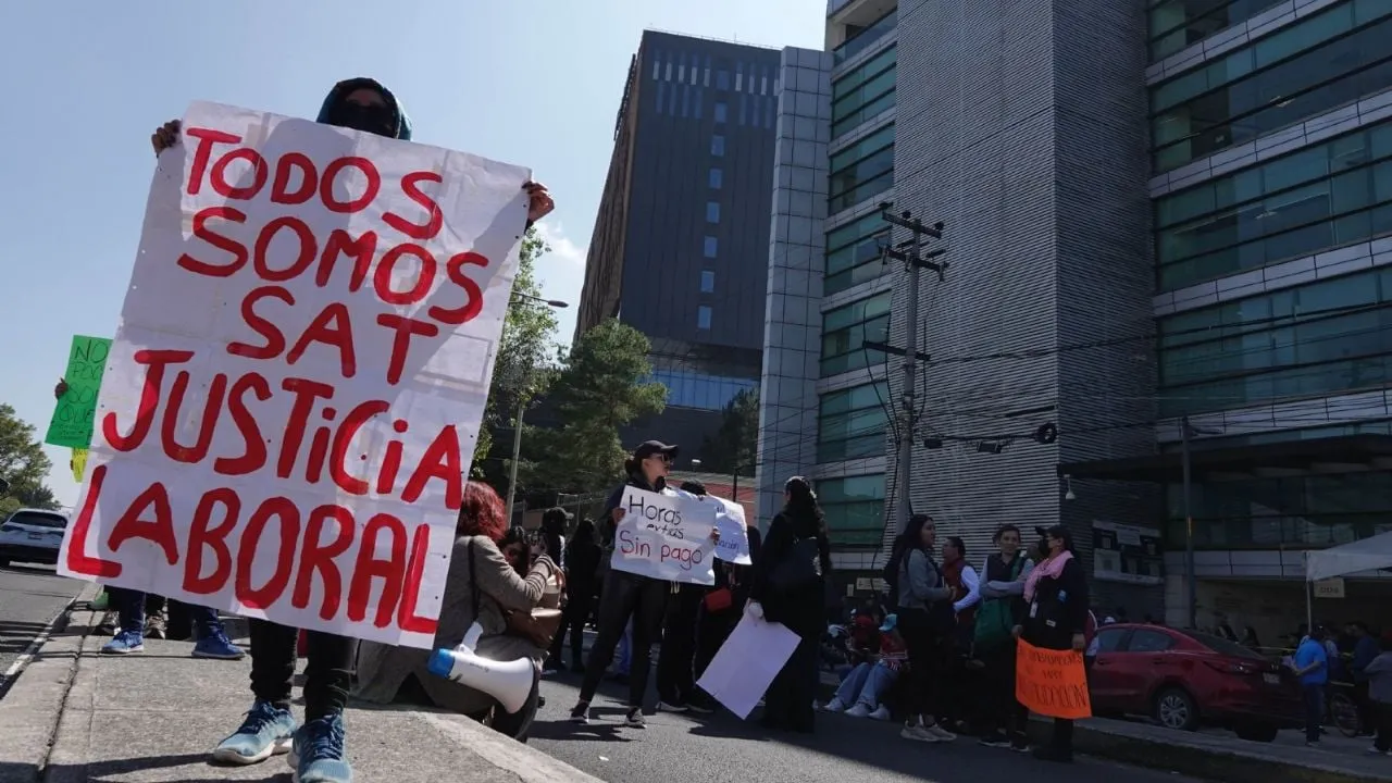 Por segundo día consecutivo, empleados del SAT exigen con bloqueos mejoras salariales