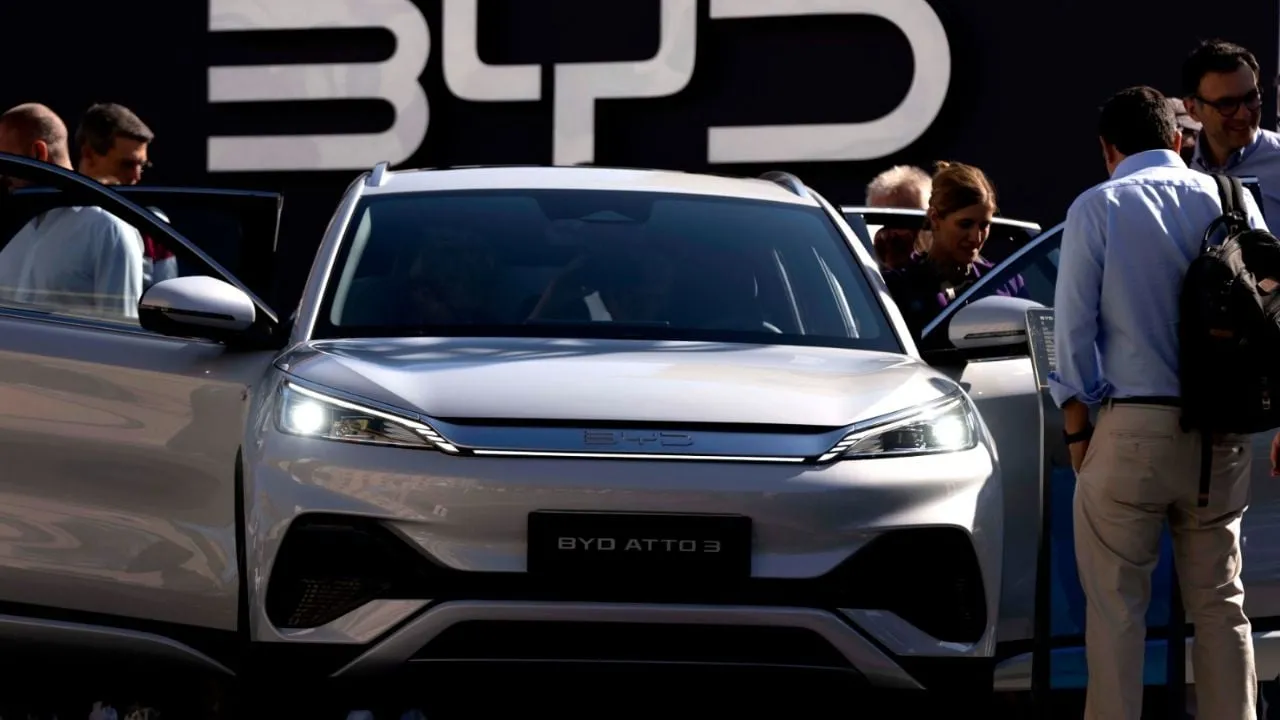 La empresa china BYD se encamina a superar a Tesla en ventas de vehículos eléctricos en 2025