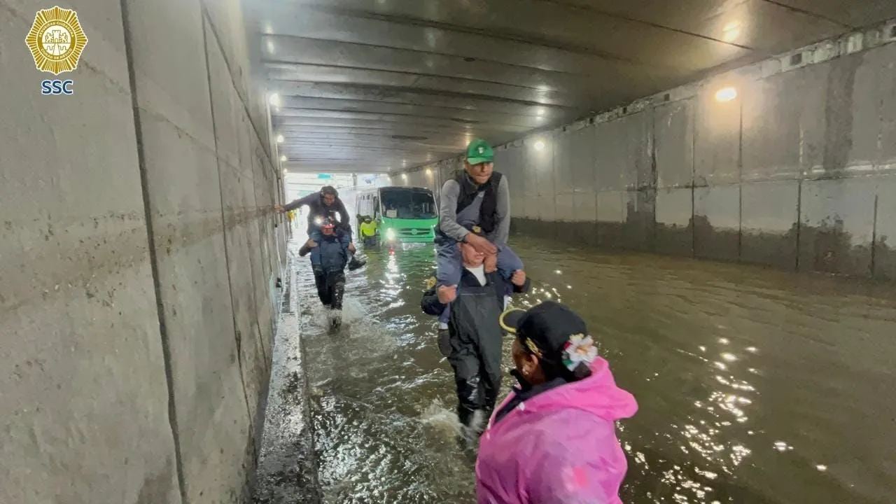 Lluvias en CDMX dejan 63 encharcamientos,10 árboles caídos y pasajeros atrapados en un bajo puente