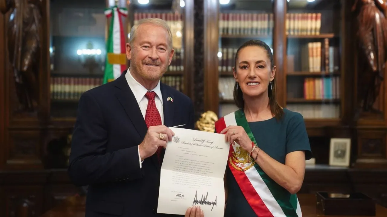 Sheinbaum recibe cartas credenciales del nuevo embajador de EU, Ronald Johnson