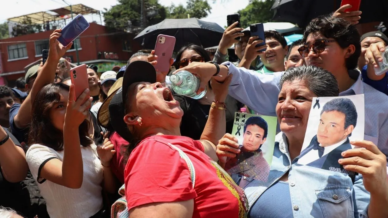 “Cada 20 de abril”: fans cantan y beben en honor a José José en Clavería (Video)