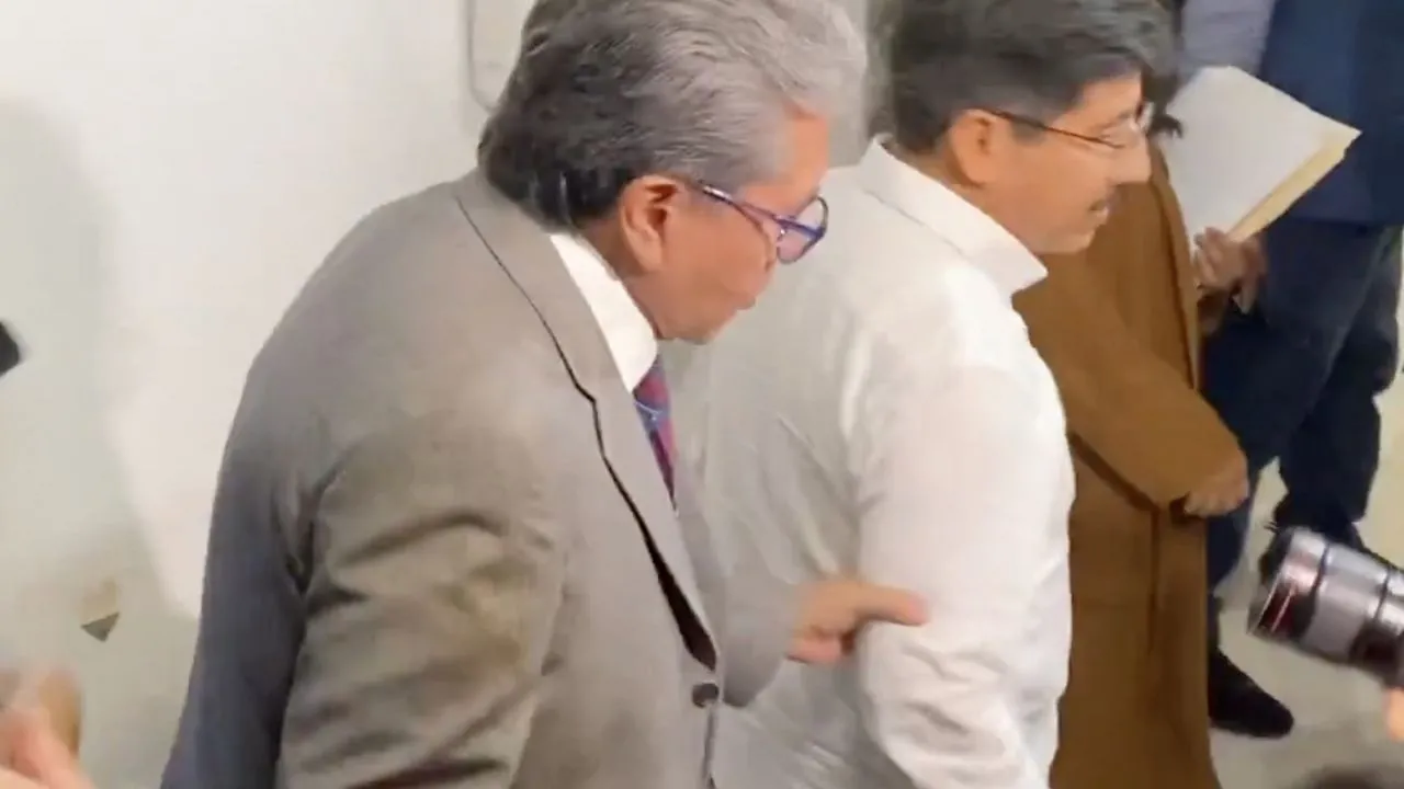 Monreal jala del brazo al nuevo presidente de la Corte y lo tunden en redes (Video)