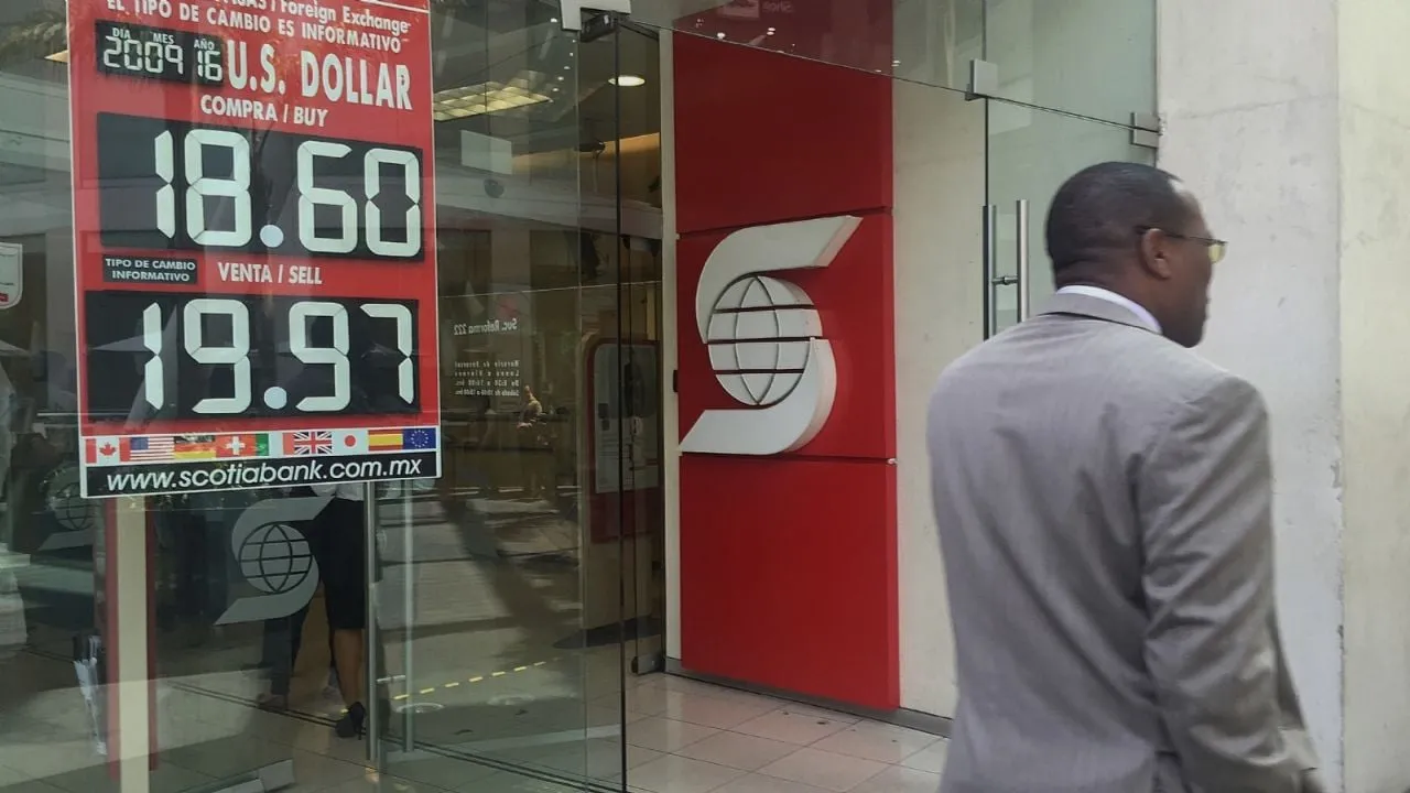 Peso se debilita ante expectativa de ajustes en política monetaria de Estados Unidos