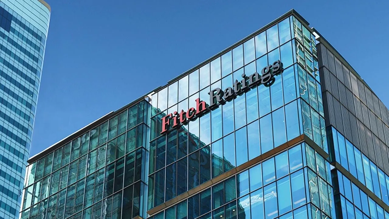 Deuda de México seguirá en aumento mientras no se resuelva crisis financiera de Pemex: Fitch Ratings