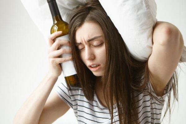 ¿Qué le hace el alcohol a las neuronas?