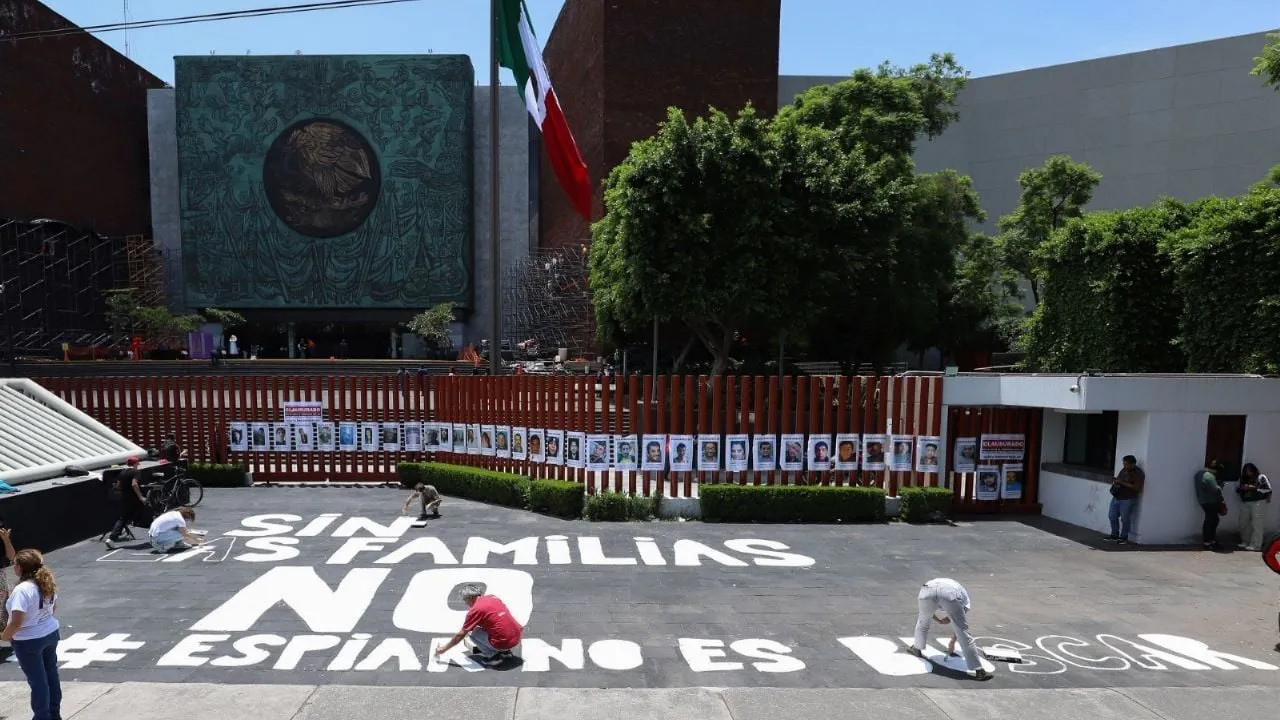 “Espiar no es buscar”: Familiares de desaparecidos clausuran simbólicamente la Cámara de Diputados