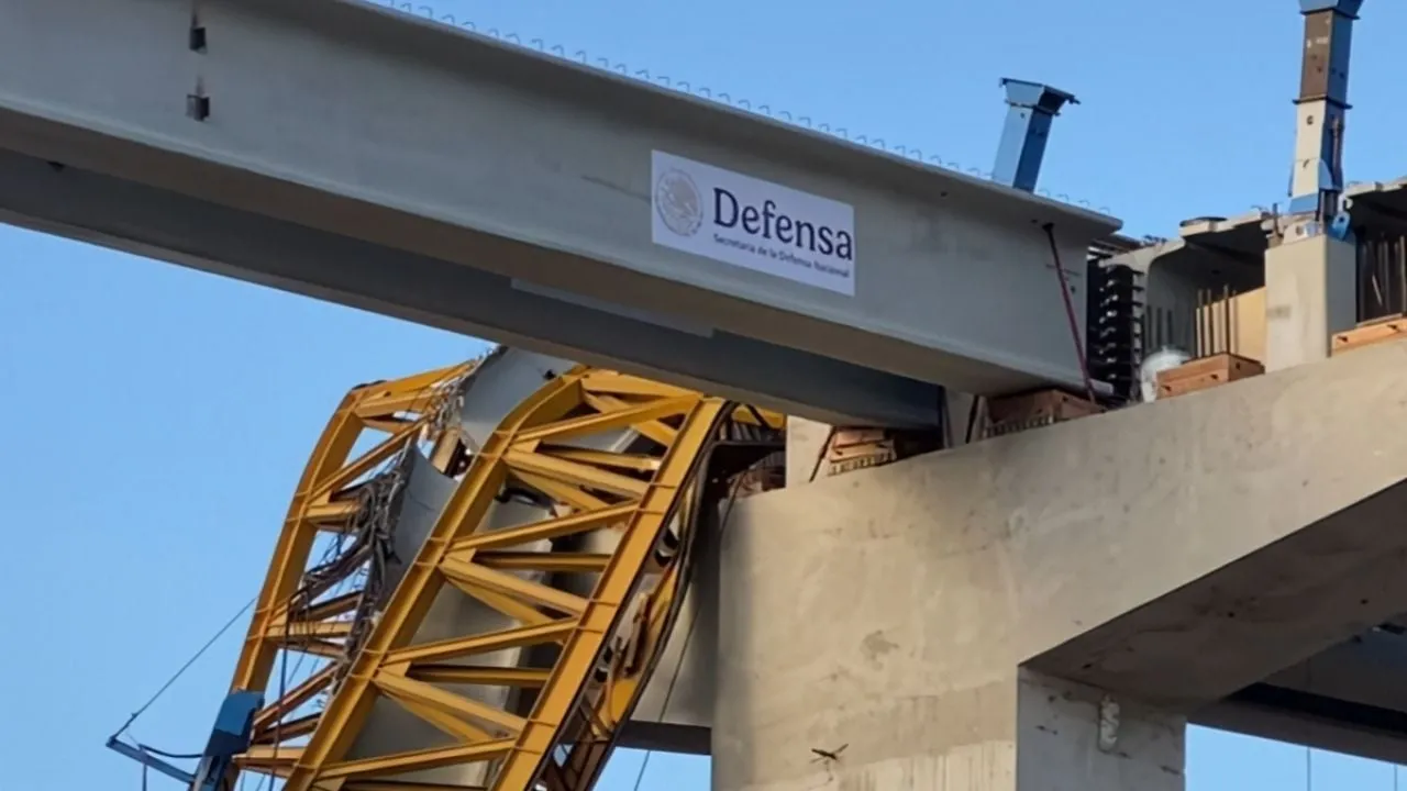 Colapsa grúa en la construcción del viaducto elevado en Tijuana (Video)