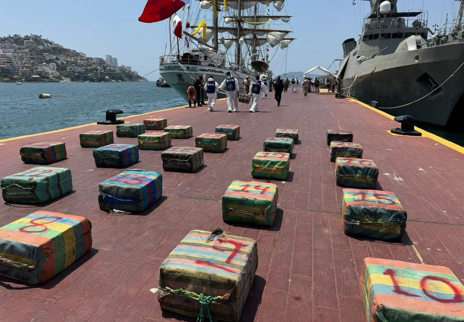 La Marina detiene a cinco hombres y decomisa 1.8 toneladas de cocaína (Video)