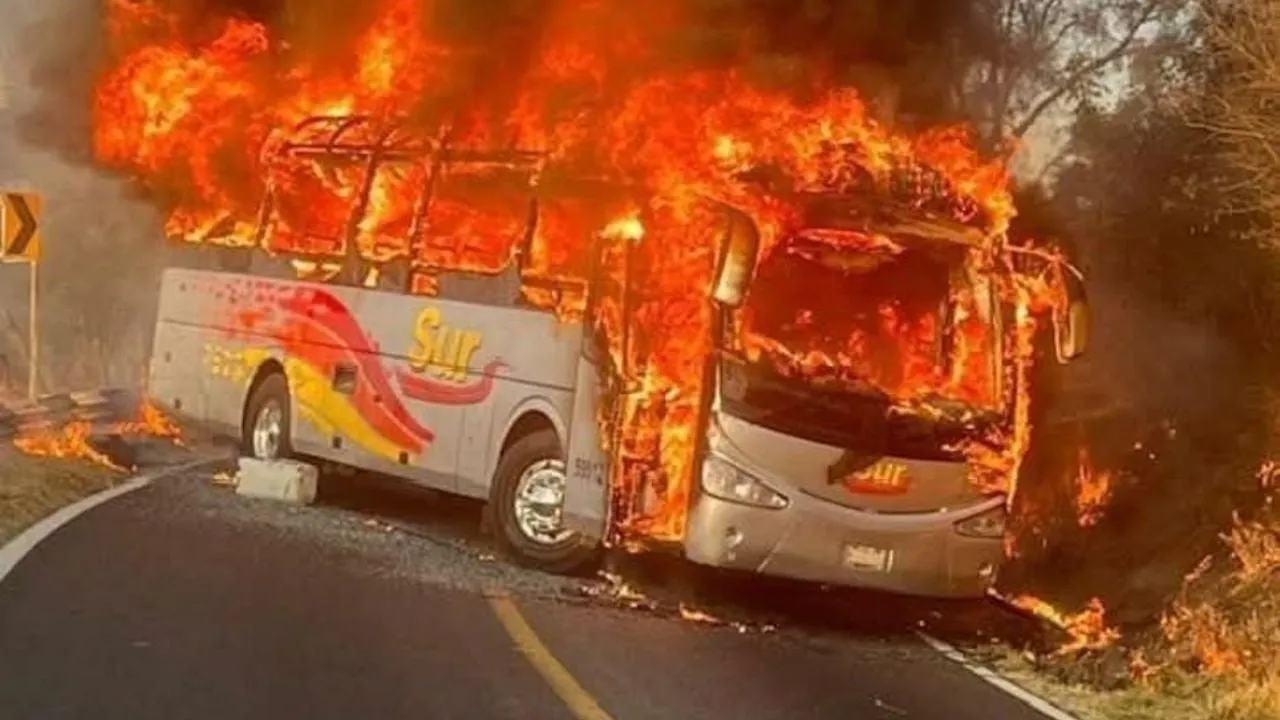 Arde Jalisco por narcobloqueos y quema de vehículos tras operativo; activan código rojo (Video)