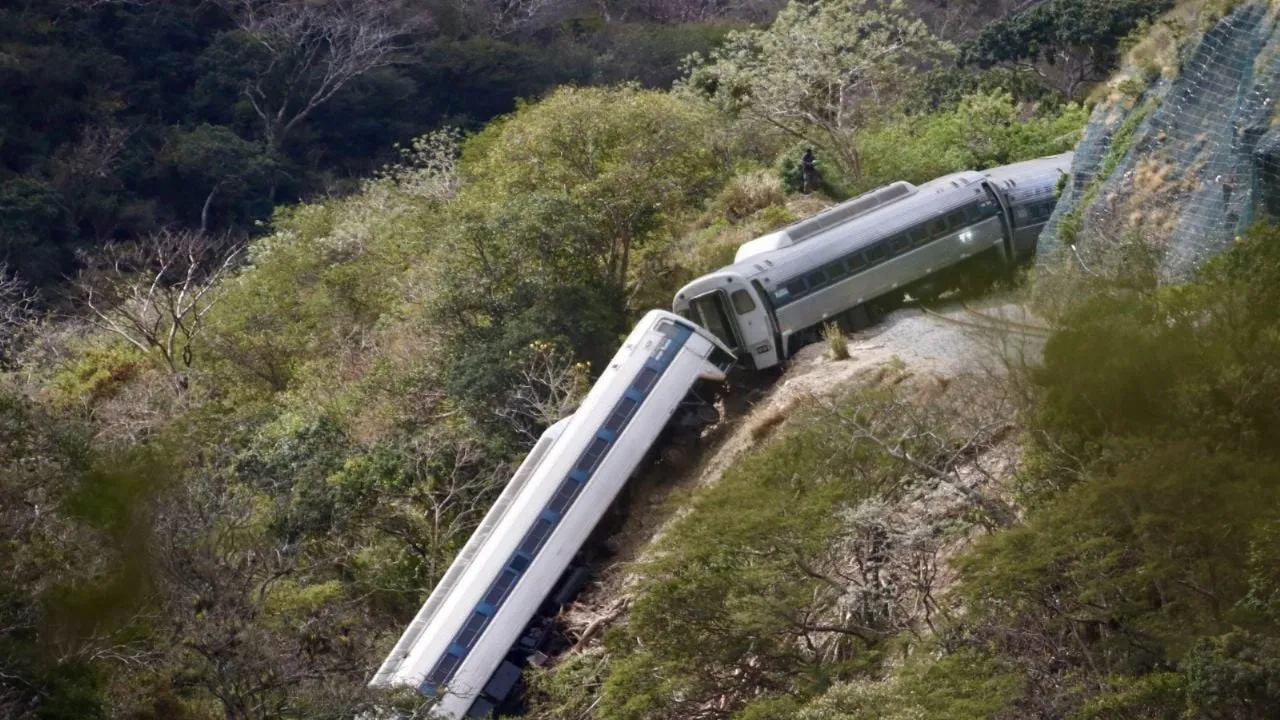 Sheinbaum evalúa quitar curvas al Tren Interoceánico para evitar nuevos accidentes