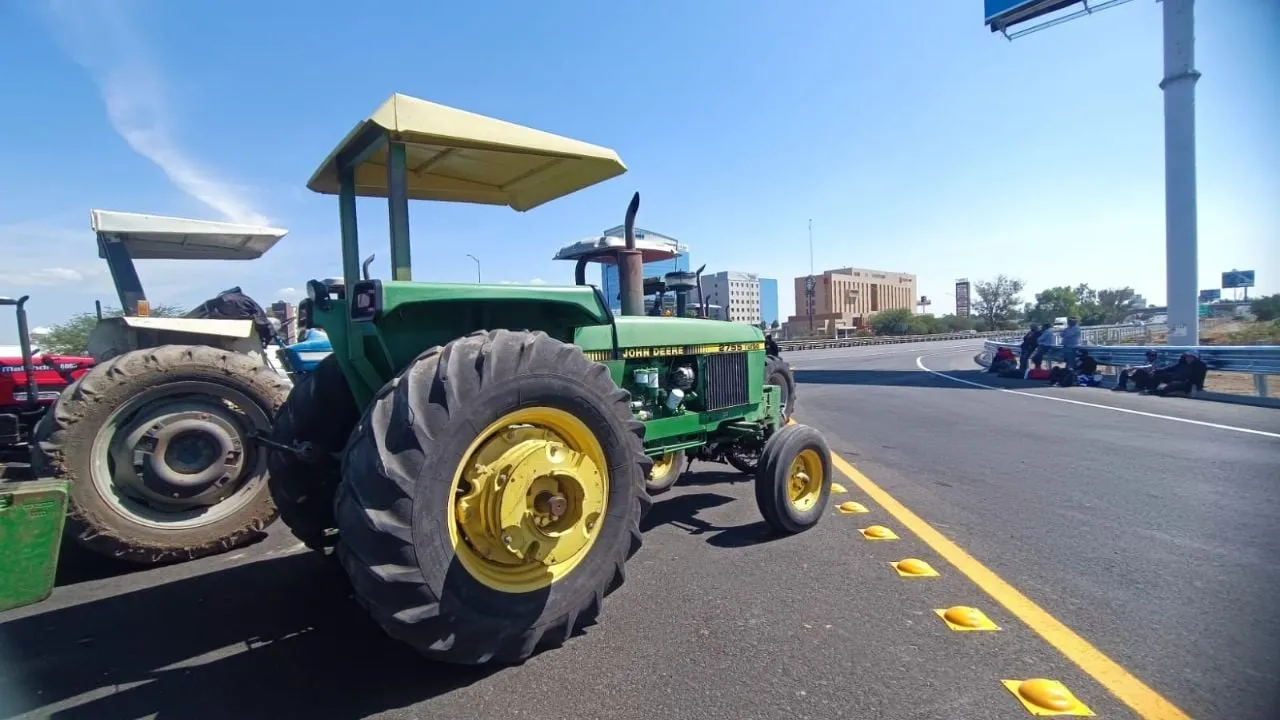 Productores agrícolas bloquean carreteras en Guanajuato