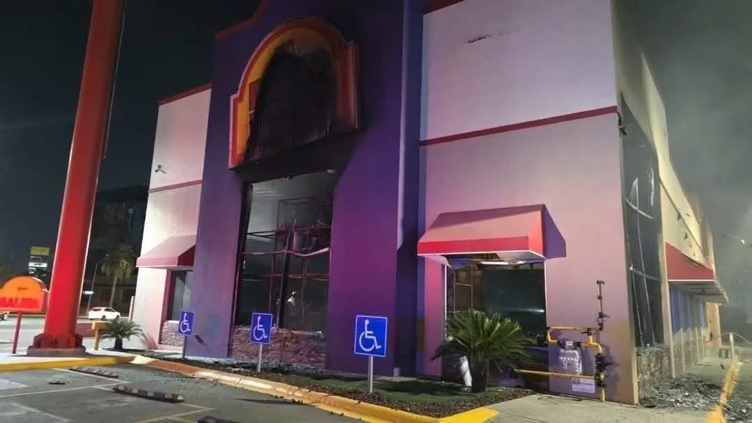 Suman cinco ataques a restaurantes del Pollo Loco en Nuevo León; autoridades descartan extorsión