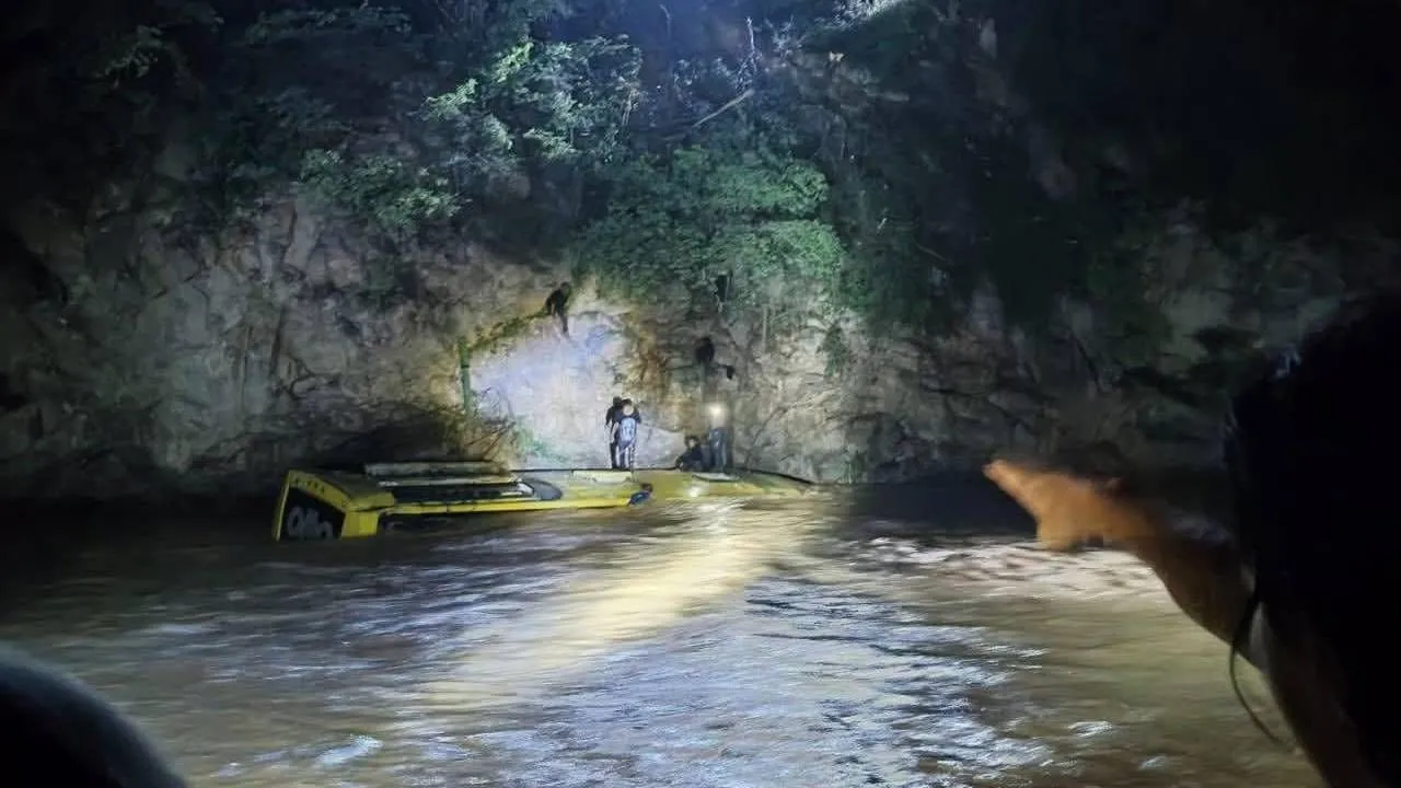 Tragedia en la montaña de Guerrero: un autobús cae al río y mueren ocho personas