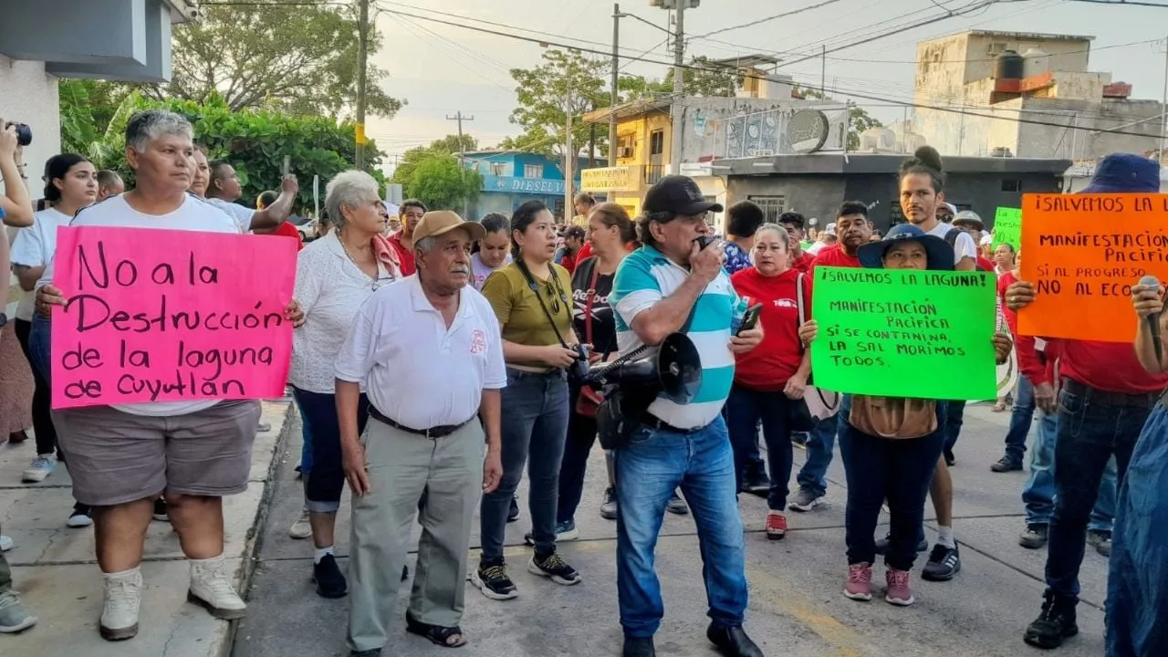 Marchan en Colima contra megaproyecto de ampliación del puerto de Manzanillo
