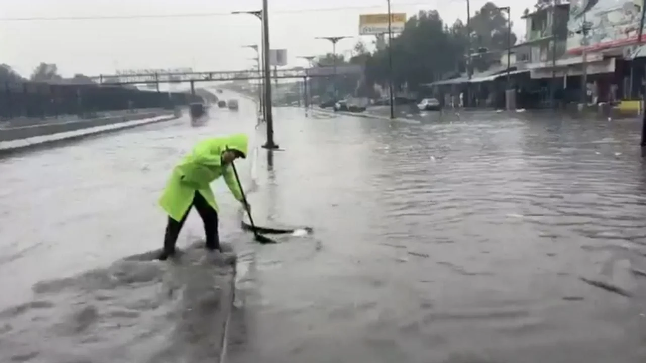 Lluvias colapsan calzada Ignacio Zaragoza; afectan servicios de Metro y Cablebús