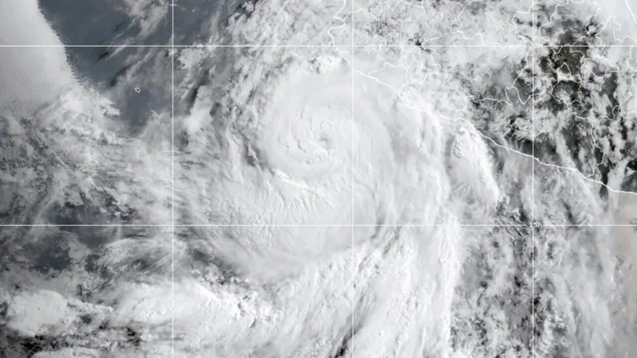Huracán Flossie se debilita a ciclón categoría 2 frente a la costa de México