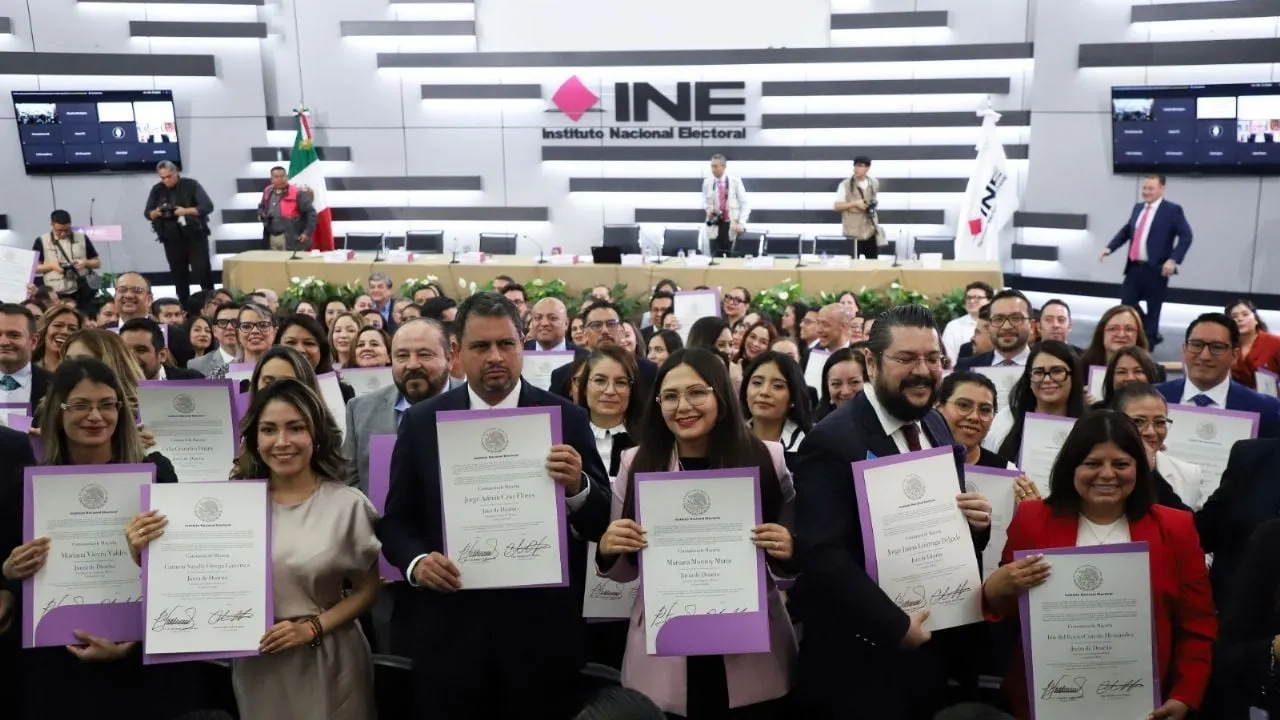 INE entrega constancias de mayoría a magistrados; Taddei vuelve a elogiar la elección judicial