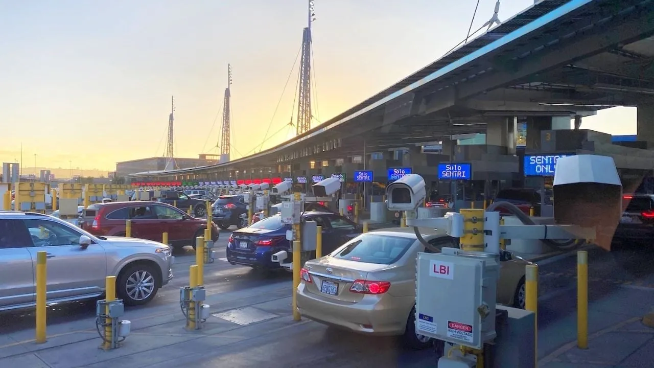Encuentran a tres vietnamitas en cajuela de auto en cruce de Tijuana a EU; iba bebé de un año