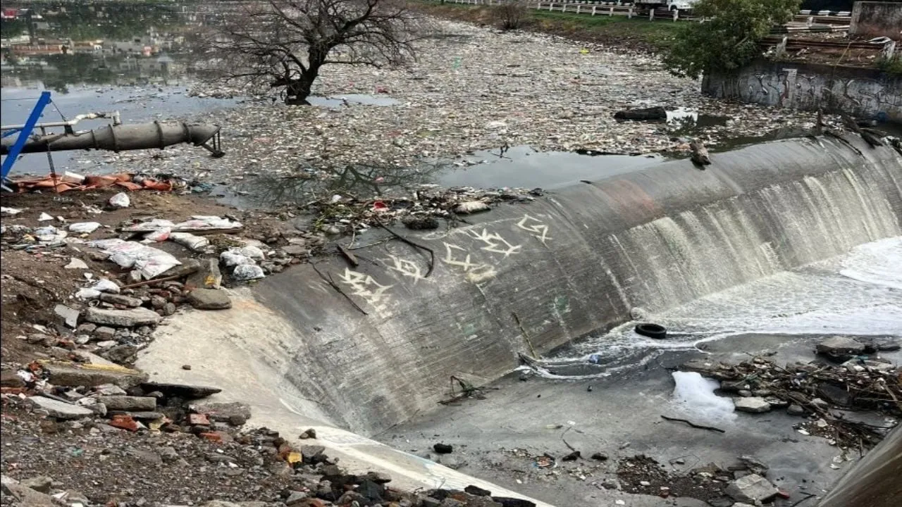 Conagua asegura haber retirado 700 toneladas de basura antes de inundación en Naucalpan