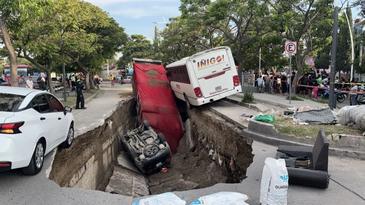 Se forma un megasocavón en Guadalajara; hay tres heridos y tres vehículos afectados