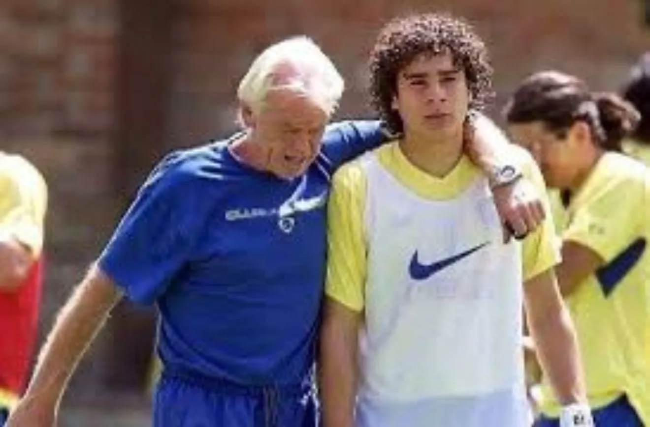 “Me duele el alma”: este es el emotivo mensaje de Guillermo Ochoa a Leo Beenhakker