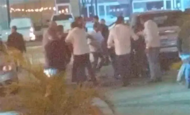 El secretario del Ayuntamiento de Torreón niega haber golpeado a jóvenes afuera de un bar (Video)