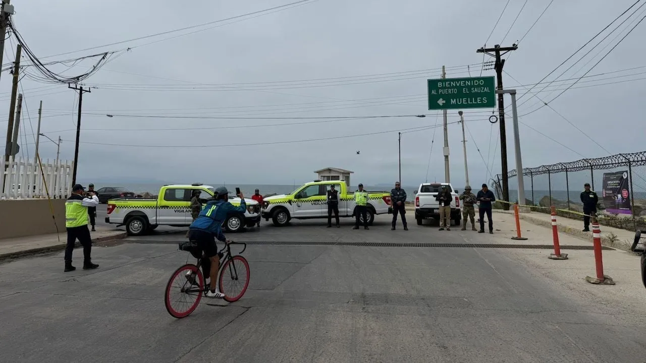 Frenan militares y antimotines a ciclistas que rechazan ampliación de puerto en Ensenada