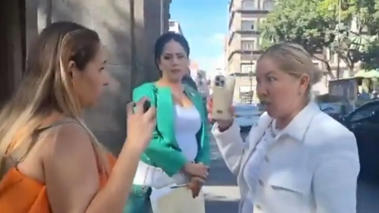Regidora de Cuautla confronta a reporteras que documentaban su dispositivo de seguridad (Video)