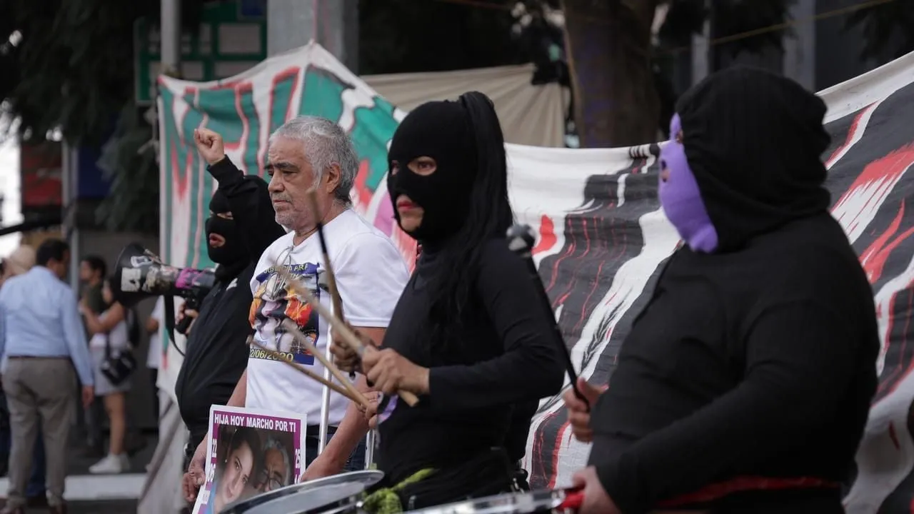 Miles de mujeres marchan sin violencia rumbo al Zócalo en el 25N