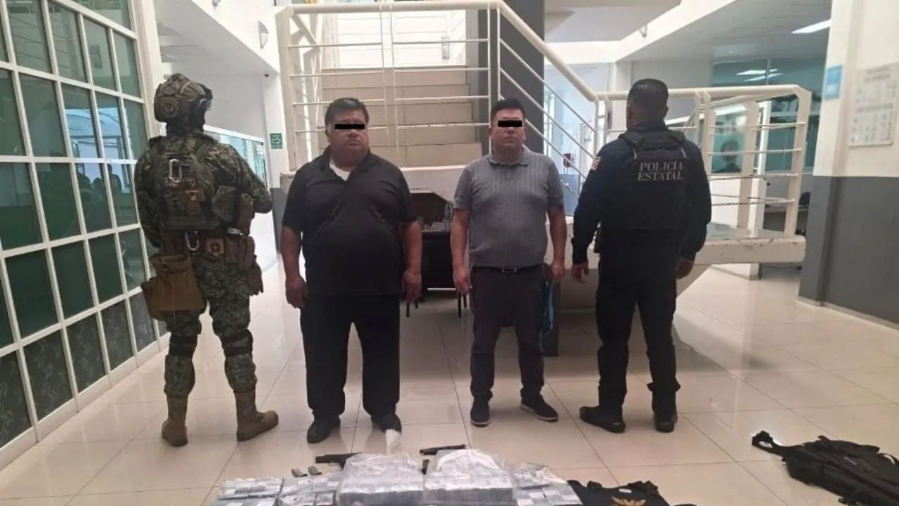 Dictan prisión preventiva a dos hombres que transportaban 37 mdp y dos armas de fuego en Naucalpan