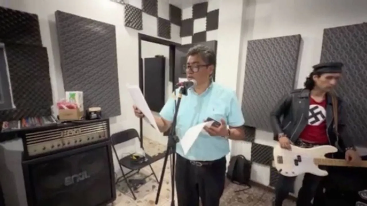 Saúl Monreal sube video cantando "Agujetas de color de rosa" con músico que usa símbolo nazi