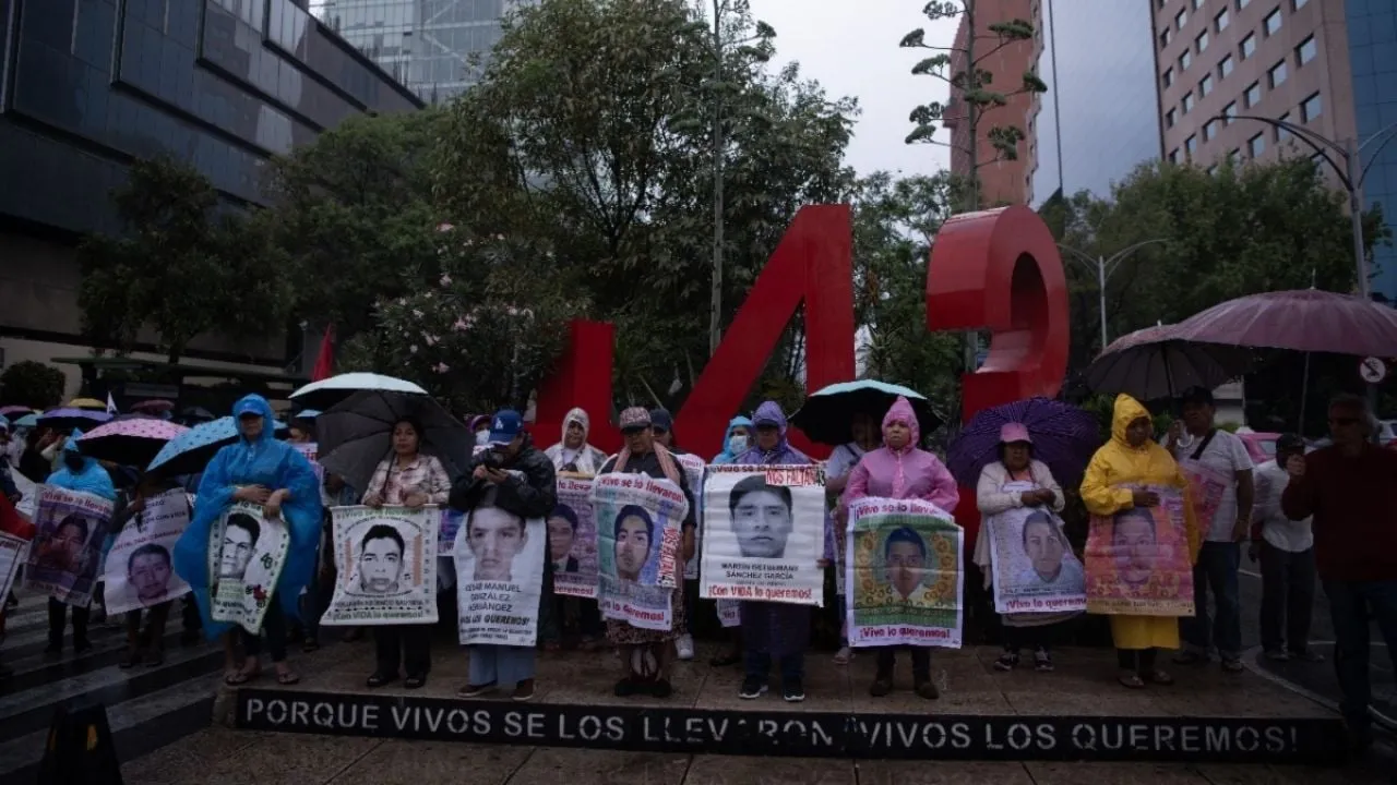 Padres de normalistas plantean a Sheinbaum la destitución del fiscal para el caso Ayotzinapa