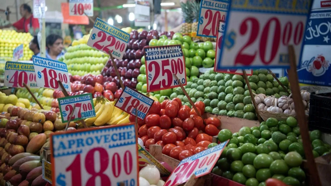 El peso inicia la jornada con ligera pérdida tras datos de inflación