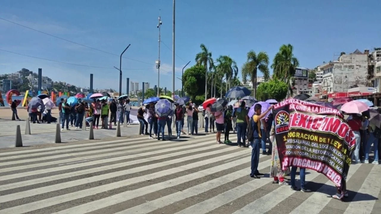 Más de 2 mil maestros bloquean carreteras y bancos de ocho ciudades de Guerrero