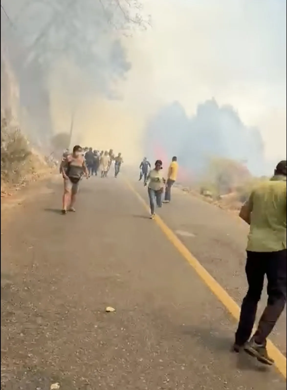 Muere brigadista que combatía incendio; en Taxco El Viejo el fuego salta a carretera (Video)