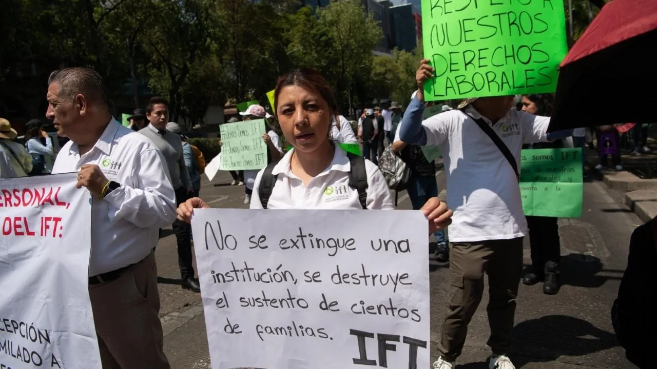 Trabajadores del IFT protestan frente al Senado para exigir certeza con sus liquidaciones (Video)