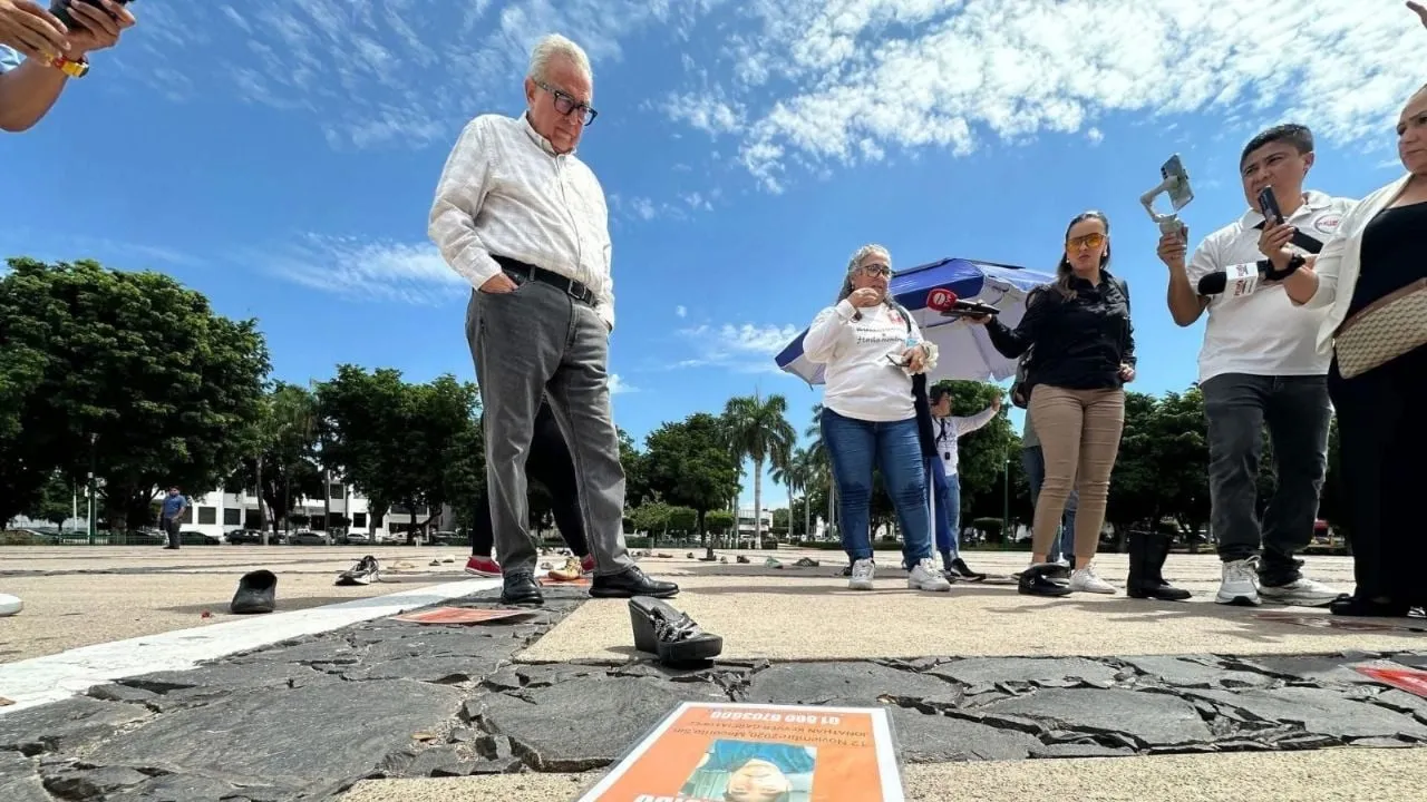 Madres buscadoras colocan zapatos en la explanada del Palacio de Gobierno en Culiacán