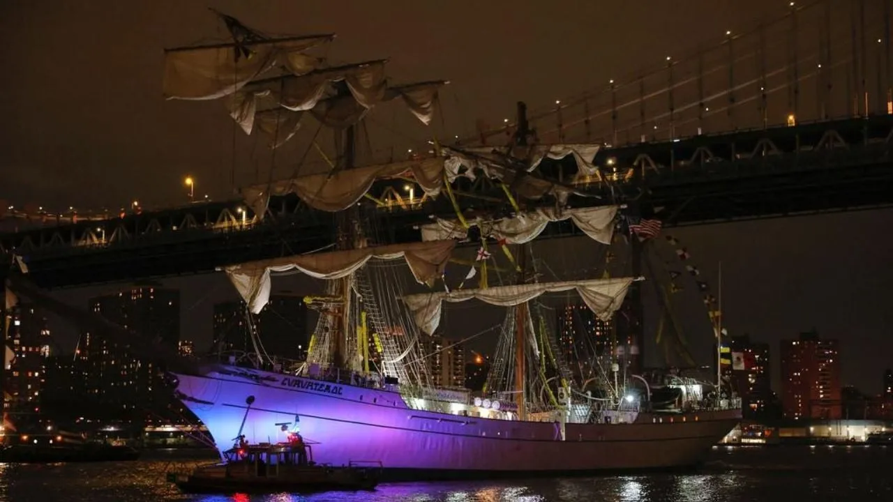 Buque Cuauhtémoc choca contra el puente de Brooklyn; hay 22 lesionados (Videos)