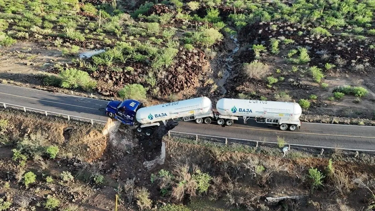 Pipa de gas queda colgada tras colapso de carretera en Mulegé, Baja California Sur