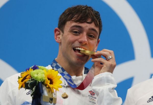 Tom Daley campeón olímpico abiertamente gay gana medalla de oro
