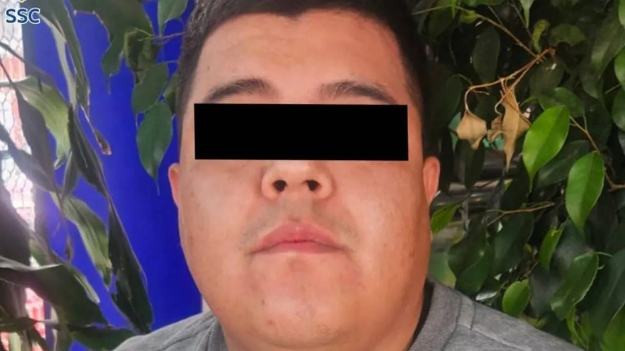 Detienen en la GAM a motociclista por no traer casco; le encuentran droga y un millón de pesos
