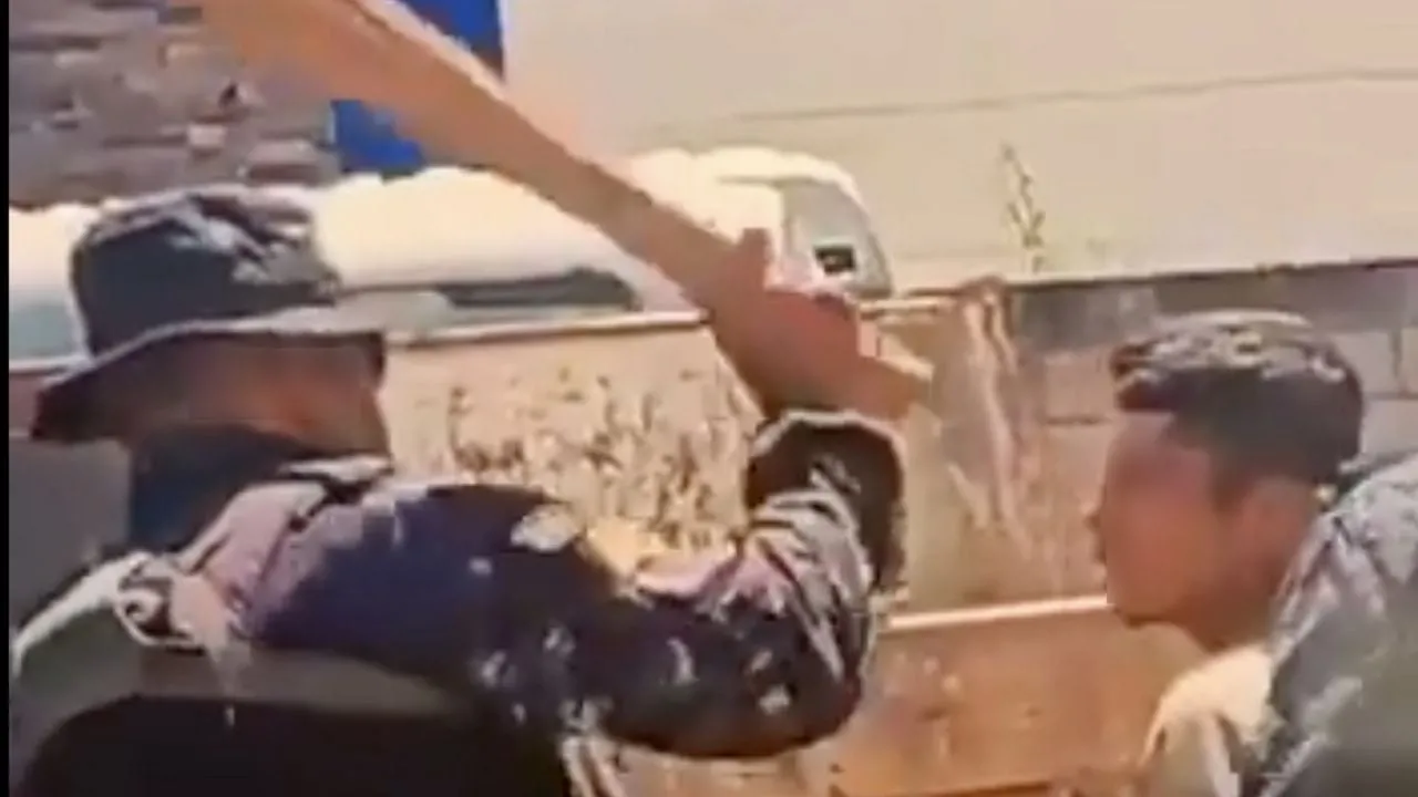 Captan a policías de élite de Chiapas golpeando con una tabla a un joven detenido (Video)